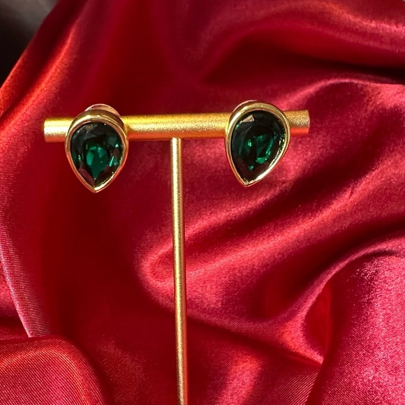 Vintage Avon S.A.L. Emerald Green Teardrop Earrings – 1980s Statement Studs - Picture 8 of 12